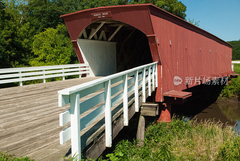 Medium View Hogback Covered Bridge Winterset爱荷华州